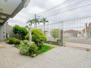 CASA COM QUINTAL E 4 QUARTOS NO PORTÃO