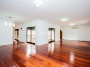 Casa com terreno amplo e piscina