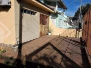 CASA COM TRÊS DORMITÓRIOS E DUAS VAGAS NO J. ITU SABARA