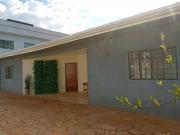 Casa com três quartos!