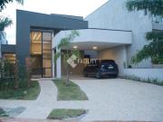 Casa com tres quartos sendo tres suites no Terras da...