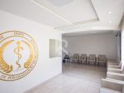 Casa Comercial com Estacionamento e Espaço Externo à...