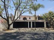 Casa comercial en venta sobre avenida en Residencial...