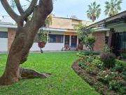 Casa como terreno con buen frente en zona tranquila