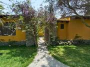 Casa como terreno con precioso jardin