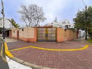 Casa como terreno en San Isidro