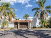 Casa con 1007 m² de superficie de terreno y 3...