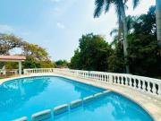 Casa con 1042 m² de terreno y 6 recámaras en venta en...