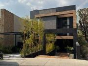 Casa con 1,240 m² de superficie de construcción, 4...