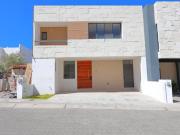 Casa con 290 m² de superficie de construcción y 4...