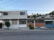 CASA CON 2 LOCALES COMERCIALES Y 2 COCHERAS, EXCELENTE...