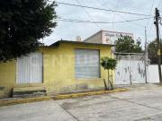 Casa con 2 locales en venta en Lomas del Bosque,...