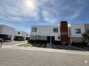 Casa con 2 recámaras, estudio, amenidades, cuarto de TV....