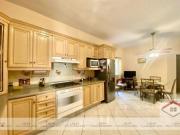 Casa con 348 m² de superficie de terreno y 4 dormitorios...