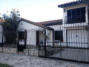 Casa con 3 domitorios mas cuarto de servicio