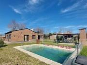 Casa con 3 dormitorios, 2 baños, pileta en Roldan