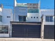 Casa con 3 Niveles en Arboledas de Ibarrilla aun lado de...