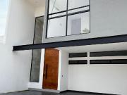 Casa con 3 Rec?maras con ba?o, cuarto de TV y cochera...