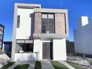 Casa con 3 recámaras una con con vestidor y baño, 2...