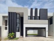 Casa con 3 recámaras y amplio jardín en venta, Lomas del...