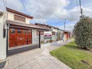 Casa con 4 dormitorios y Garage para 3 autos. Quincho....