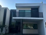 Casa con 4 Recámaras con baño, una en Planta Baja