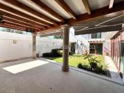 Casa con 4 recámaras, estudio, sala de TV, alberca,...