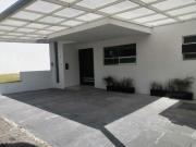 Casa con 4 recamaras, una en Planta Baja, 3 baños frente...