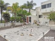 Casa con 4 recámaras una en planta baja y 4 estacionamientos