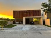 Casa con 4 Recámaras y 952 m2 de Terreno en Privada con...