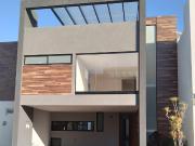 CASA CON 4 RECÁMARAS Y AMPLIO JARDÍN EN PARQUE BAJA...