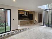 Casa con 4 recámaras y área social al aire libre en San...