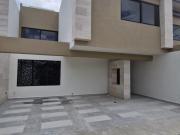 Casa con 4 recámaras y área social al aire libre en San...