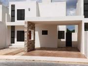 Casa con 4 recámaras y piscina en Privada Residencial