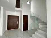 Casa con 4 recámaras y piscina, en venta en Zentura...