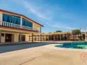 Casa con 4 villas amplio estacionamiento alberca con...