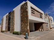 Casa con acabados de lujo, con recámara en planta baja...