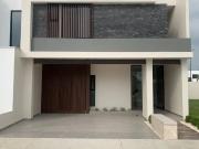 Casa con acabados de lujo en Zona Country