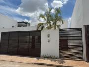 Casa con alberca, 3 recamaras, 2 estacionamientos en...