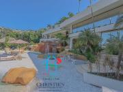 Casa con alberca con cascada, mesa de teppanyaki, palapa...