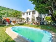 Casa con alberca con dos búngalos en fraccionamiento con...