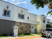 Casa con alberca condominio horizontal seminueva...