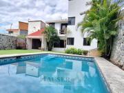 Casa con Alberca en FRACC. con Vigilancia al Sur de...