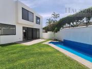 CASA con ALBERCA en FRACCIONAMIENTO con SEGURIDAD 24 HRS