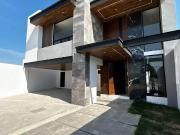 casa con alberca en Las Viñas