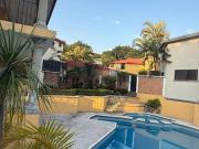 CASA CON ALBERCA EN LOMAS DE CORTES