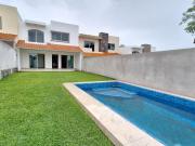 Casa con ALBERCA en Privada con Vigilancia