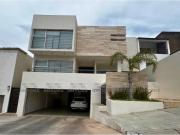 Casa con alberca en Residencial La Cantera V