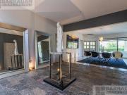 Casa con alberca en terreno que colinda con área verde