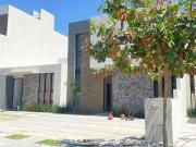 CASA CON ALBERCA EN VENTA